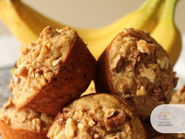 LUNES SALUDABLE CON  MUFFINS DE AVENA, BANANA Y NUEZ